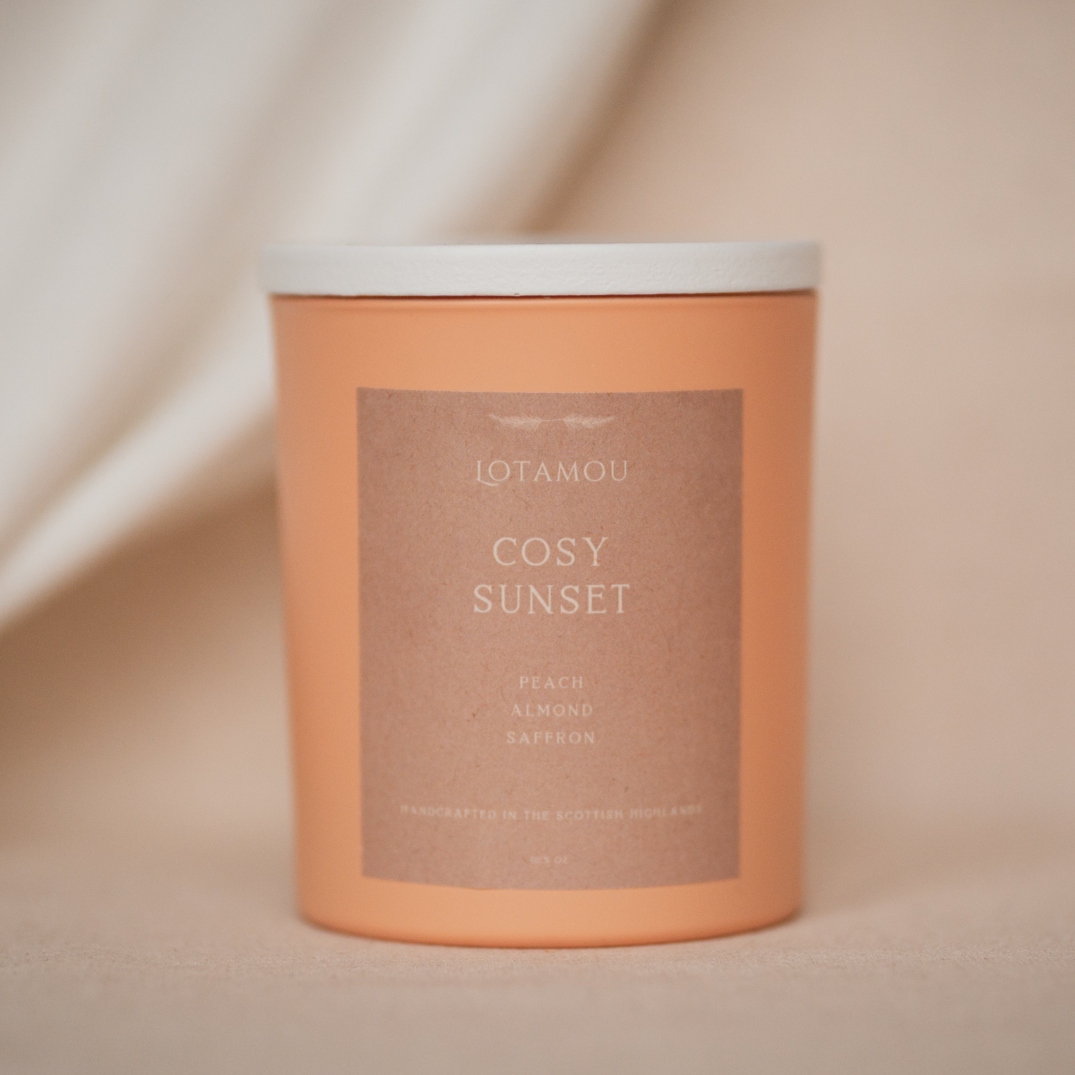 Scented Candle with natural peach fragrance oil, pure soy wax, wooden wick and crystals. Silicone-free lid.